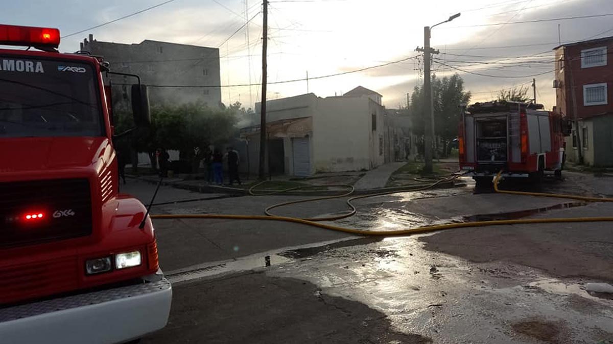 Bomberos sofocaron un incendio en una casa de Villa Fiorito