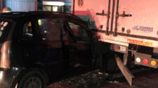 Un auto chocó contra un camión en Burzaco