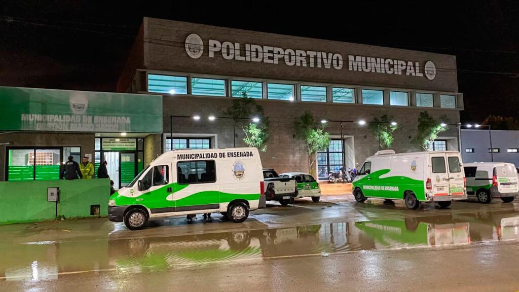 Sigue el operativo de contención a los vecinos de Ensenada por la crecida del Río de la Plata.