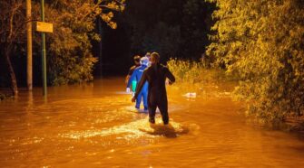 Sigue el operativo de contención a los vecinos de Ensenada por la crecida del Río de la Plata