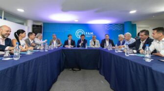 Intendentes impulsan un amparo contra el DNU de Milei