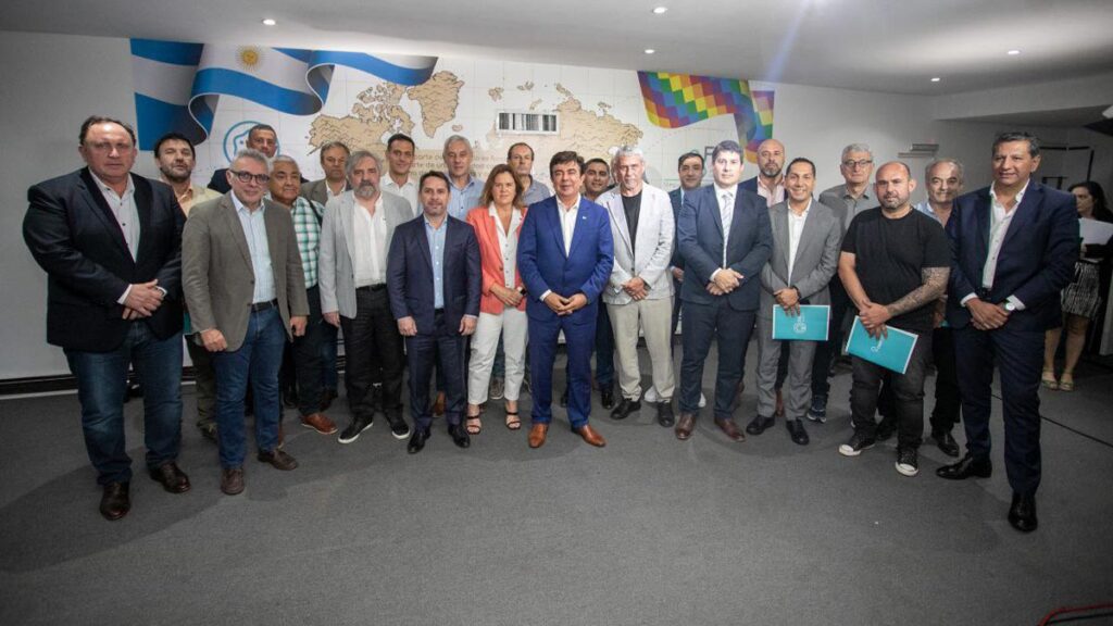 Intendentes impulsan un amparo contra el DNU de Milei