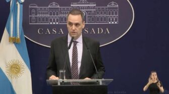 Adorni frente a los cacerolazos