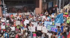 Protesta de Barrios de Pie frente al hotel en el que hospeda el Presidente