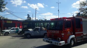 Almirante Brown: Varios heridos por un choque entre una camioneta y un colectivo