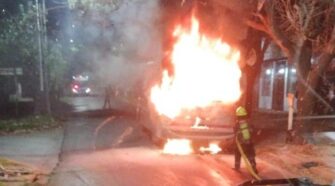 se prendió fuego un colectivo en Monte Grande