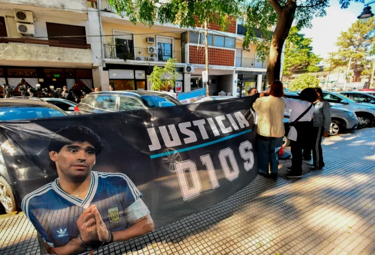 Juicio por la muerte de Diego Maradona: declara por primera vez el enfermero Ricardo Almirón