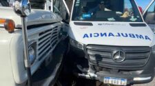 Choque ambulancia y camión
