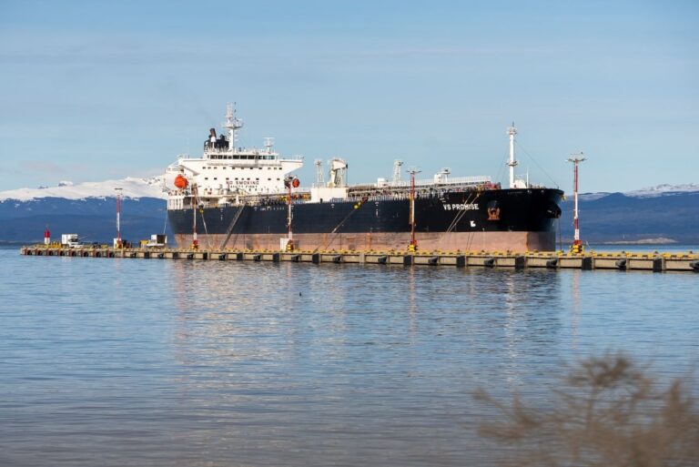 Ravier defendió el ingreso de un buque petrolero a Ushuaia y descartó un riesgo para la soberanía