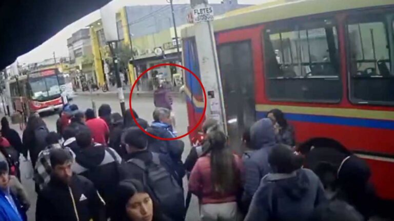 Dio marcha atrás y atropelló a una mujer