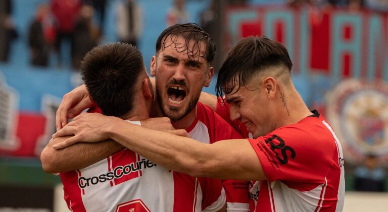 Talleres venció a Arsenal y da pelea