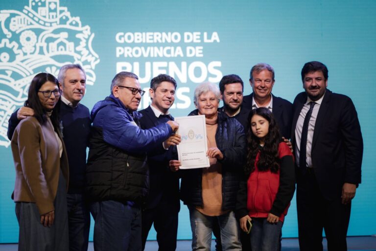 Kicillof junto a Cascallares inauguraron un SUM en Longchamps y entregaron más de 1.500 escrituras en Almirante Brown