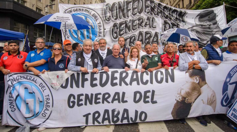 La CGT encabezó una marcha por las familias endeudadas y las pymes se movilizaron contra el cierre de las empresas