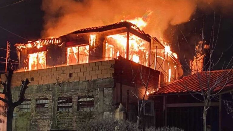 Impresionante incendio durante la madrugada en una casa en Temperley