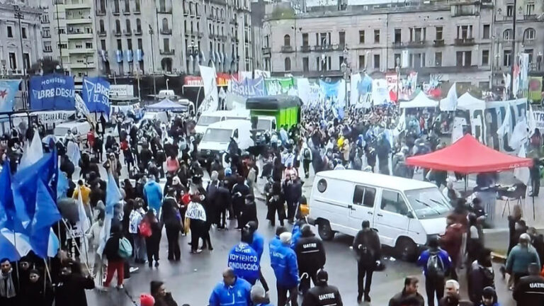 Bajo la lluvia, organizaciones concentran frente al Congreso contra de la Ley de Tierras