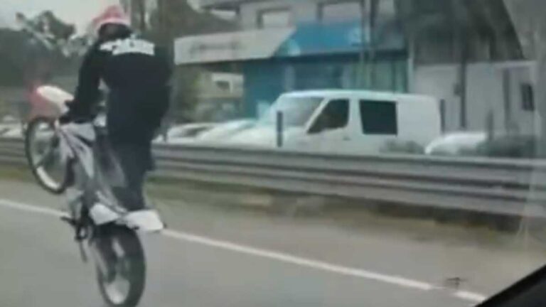 Licencia inhabilitada hasta 2099 para un motociclista imprudente