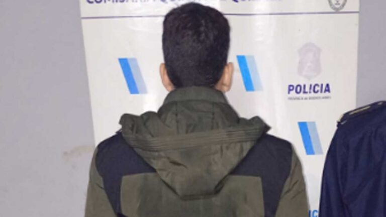 Escondió una cámara en el baño para grabar a familiares: es policía