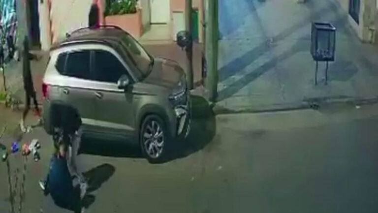 Lanús: regresaban de un viaje en familia y adolescentes le robaron el auto