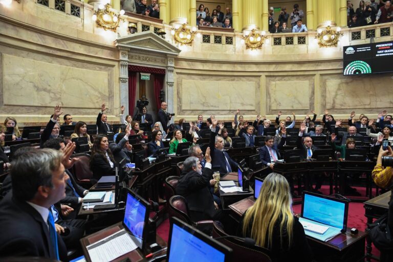 El oficialismo logró desalojos y límite a expropiaciones